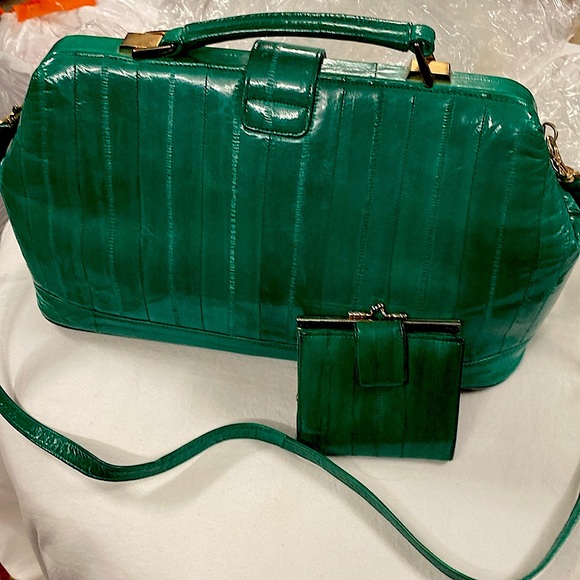 Elegant Green Shoulder Bag - Picture 1 of 7
